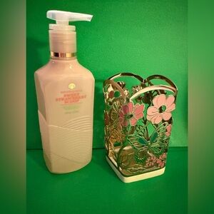 Bath & Body Works Sweet Strawberry Cleansing Gel Hand Soap in Floral Holder 8oz